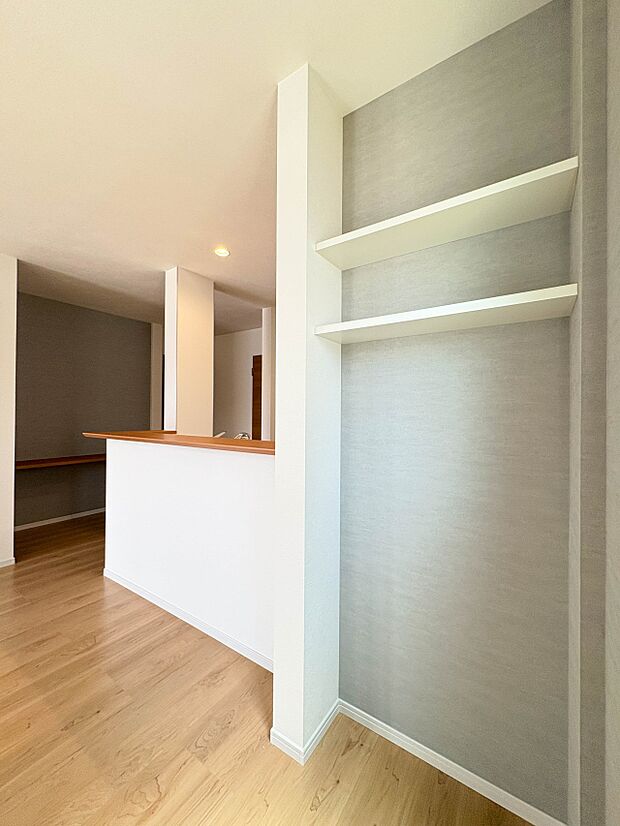 2号棟【カウンターキッチンの収納棚】家族の写真を飾ることも出来る棚を設けました。