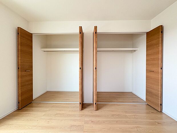 2号棟【2階洋8帖のCL】洋服だけでなく季節物の大きな家電なども収納可能