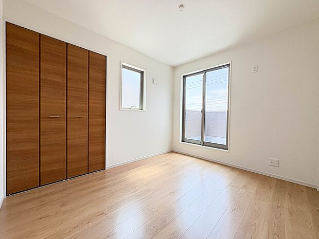 2号棟【2階洋室5.2帖】リモートスペースとしても利用できる広さです。