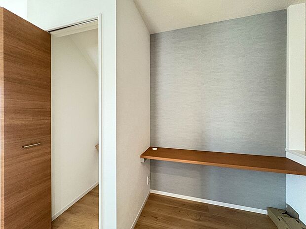 2号棟【スタディカウンターと収納】キッチン横にスタディカウンターと収納スペースを設けました。