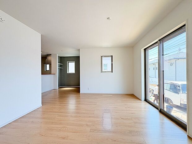 2号棟【LDK20.1帖】広々としたLDKは3人掛けのソファーも置くことが可能な広さです。