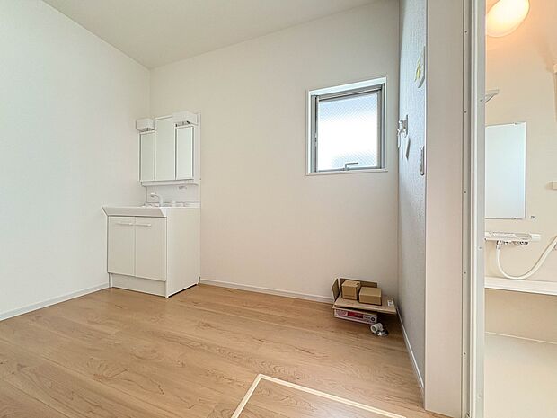 2号棟【脱衣所】洗面所は小さなプライベートスペース。歯磨き、洗顔と毎日施す個人空間。