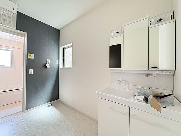 3号棟【洗面台】収納力もある三面鏡の洗面台