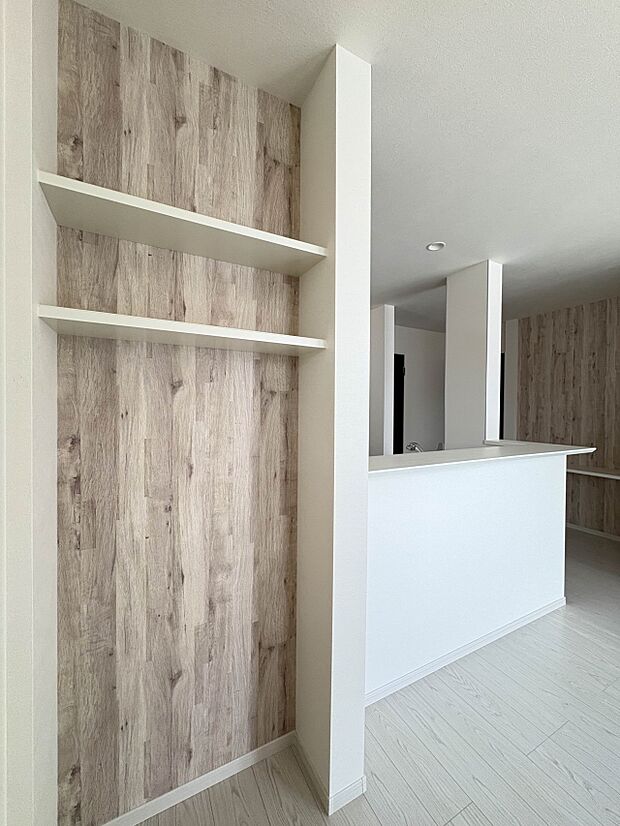 3号棟【カウンターキッチンの収納棚】家族の写真を飾ることも出来る棚を設けました。