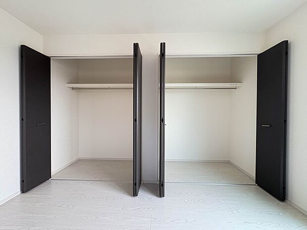 3号棟【2階洋8帖のCL】洋服だけでなく季節物の大きな家電なども収納可能