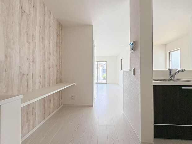 3号棟【スタディカウンター】キッチン横にスタディカウンターを設けました。