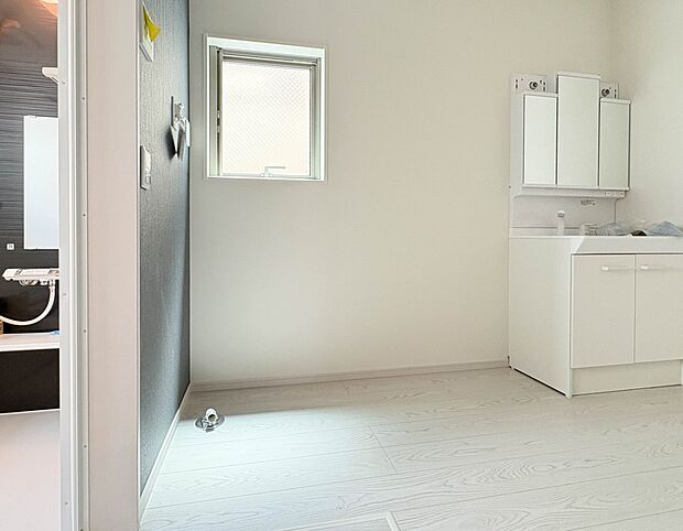 3号棟【ランドリースペース】毎日使う洗濯機。しっかりと奥行きのある置き場が確保されています。