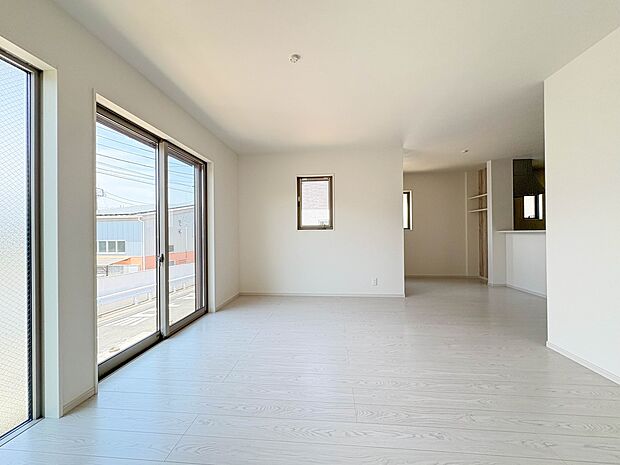 3号棟【LDK20.1帖】広々としたLDKは3人掛けのソファーも置くことが可能な広さです。