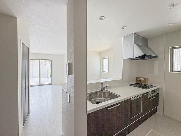 3号棟【LDK20.1帖】キッチンからダイニングやリビングで過ごす家族の様子を見ることが可能です。