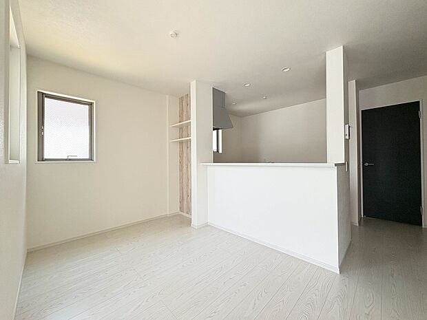 3号棟【LDK20.1帖】4人用のダイニングテーブルを置くことができる広さです。