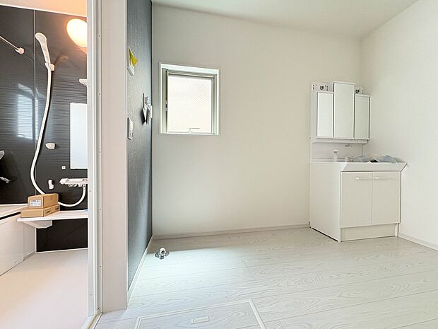 3号棟【脱衣所】洗面所は小さなプライベートスペース。歯磨き、洗顔と毎日施す個人空間。