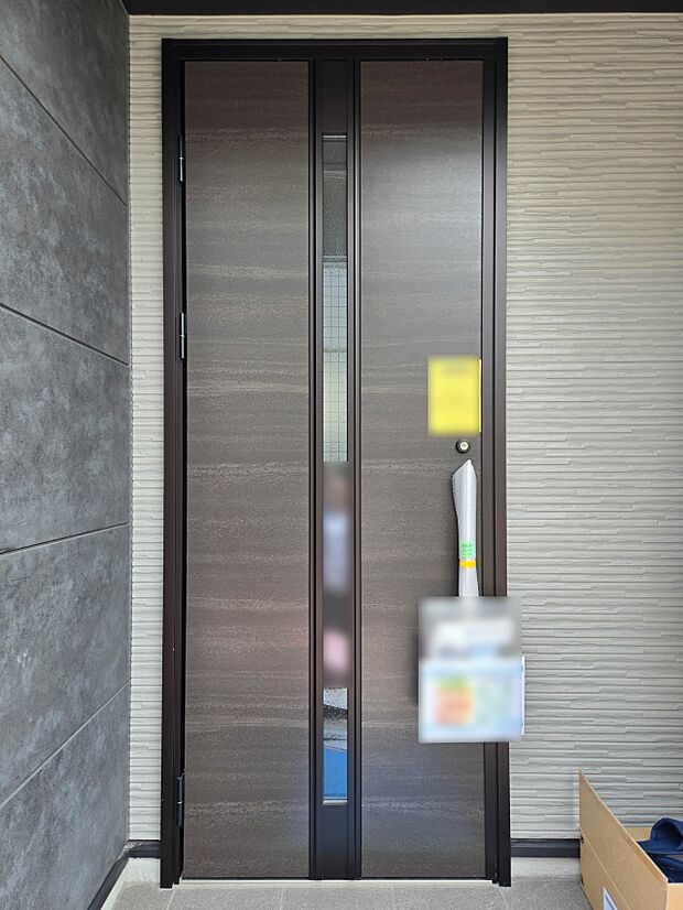 【玄関】玄関はおうちの顔と言われます。玄関アプローチは、外観デザインの印象を左右します。ご家族の個性を出しながら、素敵な玄関でお客様をお迎えしてください。