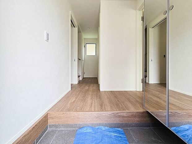 【玄関】玄関はその家と住まう人を印象づけます。それだけデザイン、機能性の存在感が大切になるわけですね。優れた防犯性、断熱性も求められます。家は玄関から始まります。