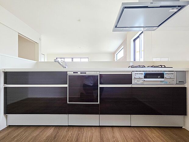 【キッチン】カウンターキッチンなら、リビングで遊ぶ子供の様子を見ながら料理ができるので安心です。料理を運んでもらったり、子供にお手伝いしてもらいやすいのもいいですね。