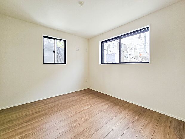 【洋室5.4帖】自然光の明るい空間でお子様と遊べます