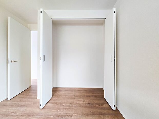 【収納】各所に配置された収納スペースは、洋服や小物はもちろんのこと、掃除機や日用予備品・お子様のおもちゃなど様々な物を収納して頂ける便利なスペースです。