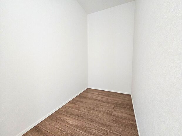 【WIC（ウォークインクローゼット）】  たくさんの洋服をかけてもシワになりにくいウォークインクローゼット。洋服以外にも、普段使わない家電やスーツケース、ストック品など何でも片付く嬉しい空間…