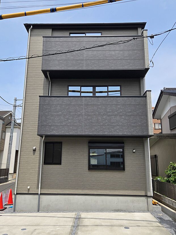 【外観】堂々たる趣ながら、主張し過ぎずどこか余裕を感じさせるシャープなフォルムで佇む邸宅は、晴天の空と照らし合わせる事で、本来あるべき完成形の姿を見せてくれます。