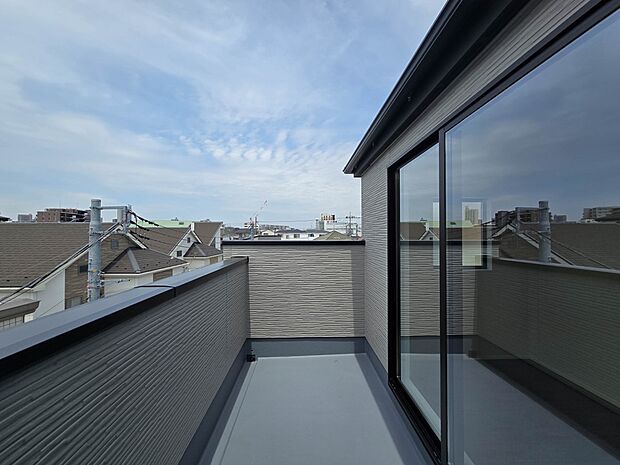 【バルコニー】朝の澄んだ空気や、夕方に吹く清々しい風を五感で感じられるバルコニー。屋外にあって、住まいの中でも本当の自然を感じられるスペースです。