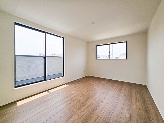 【洋室10.4帖】通風・採光に優れ、心地よい光と風が溢れています。 贅沢で豊かな居住性と、プライドを満たすクオリティが見事に調和した住空間。新築ならではの快適なひとときをご体感頂ける筈です。…