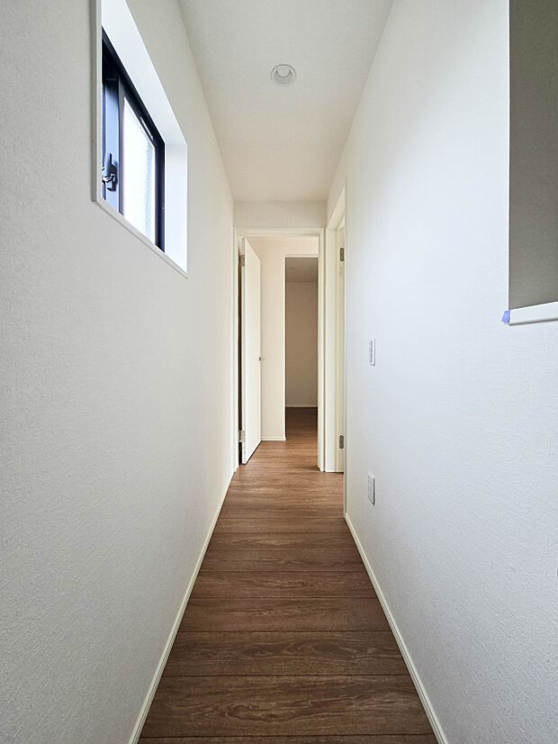 【3階廊下】日差しが差し込む3階廊下