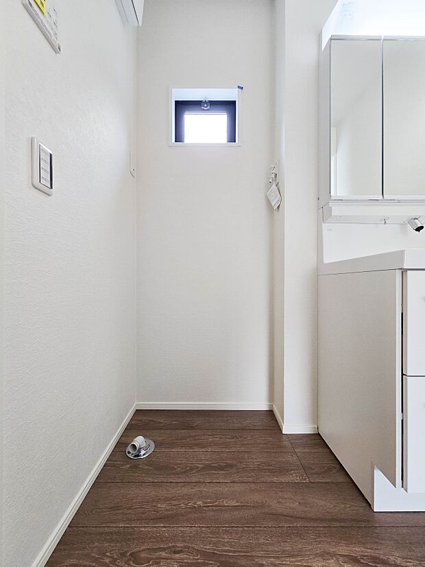 【Laundry space-ランドリースペース】毎日使う洗濯機。しっかりと奥行きのある置き場が確保されています。