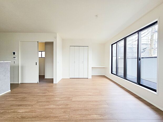 【ダイニングキッチン LDK17.4帖】ナチュラルな自然光の中での調理。お洒落な食器類を余裕で収納できるスペース。動きやすい女性目線のキッチン動線。これからはお料理をつくる時間が劇的に変わり…