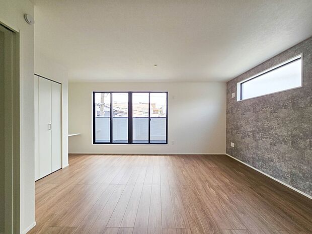 【LDK17.4帖】広々としたリビングダイニング。ゆったりとしたキッチン。生活動線をLDK に集中させ、ご家族が過ごしやすい空間設計にしました。