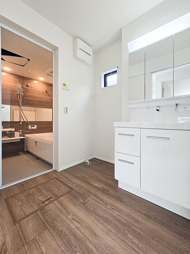 【Powder room-洗面所】脱衣所、洗面所は小さなプライベートスペース。歯磨き、洗顔と毎日施す個人空間。