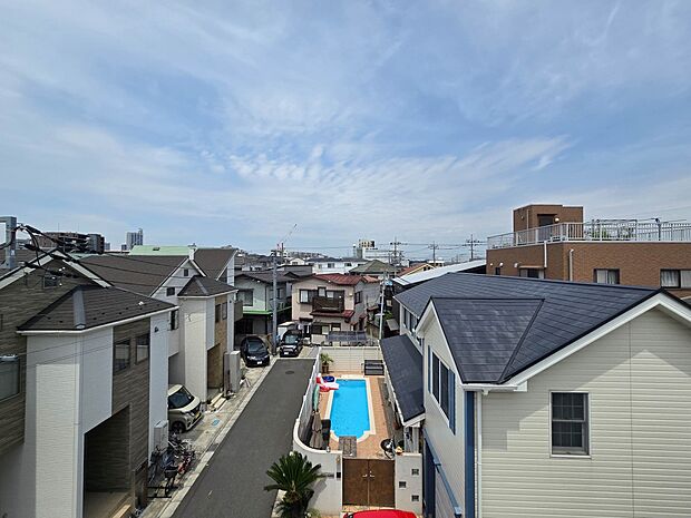 【眺望】朝の澄んだ空気や、夕方に吹く清々しい風を五感で感じられるバルコニー。