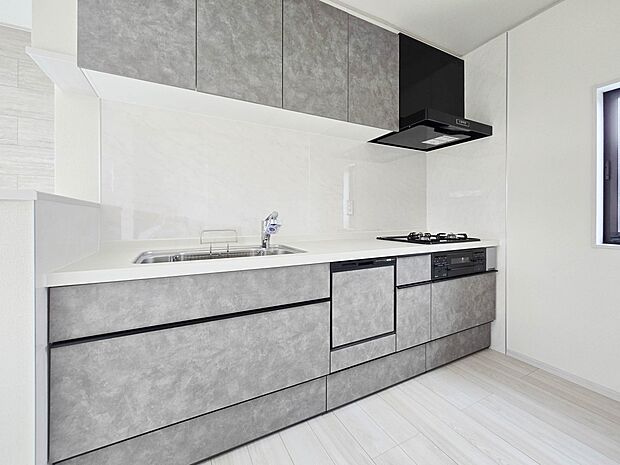 【キッチン】ナチュラルな自然光の中での調理。会話が弾むキッチン。お洒落な食器類を余裕で収納できるスペース。動きやすい女性目線のキッチン動線。これからはお料理をつくる時間が劇的に変わります。