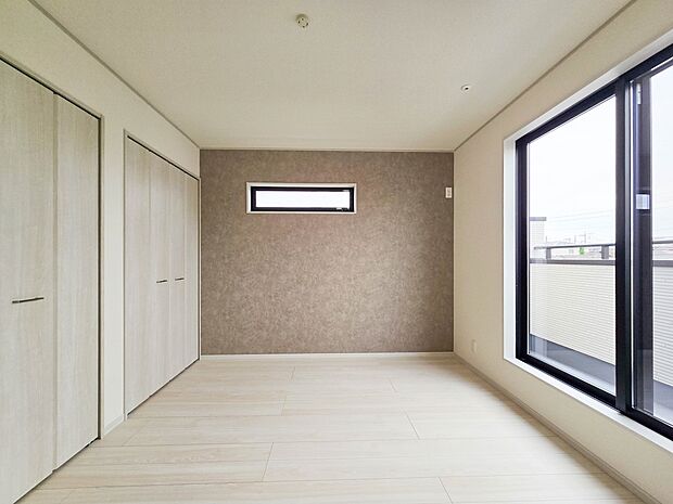 【洋室7帖】大きな窓からたっぷりと陽光が注がれる明るい空間。