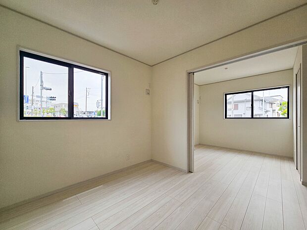 【洋室4.5帖】お子様のお部屋にぴったりなクロークを備えたフローリング仕様の洋室です。