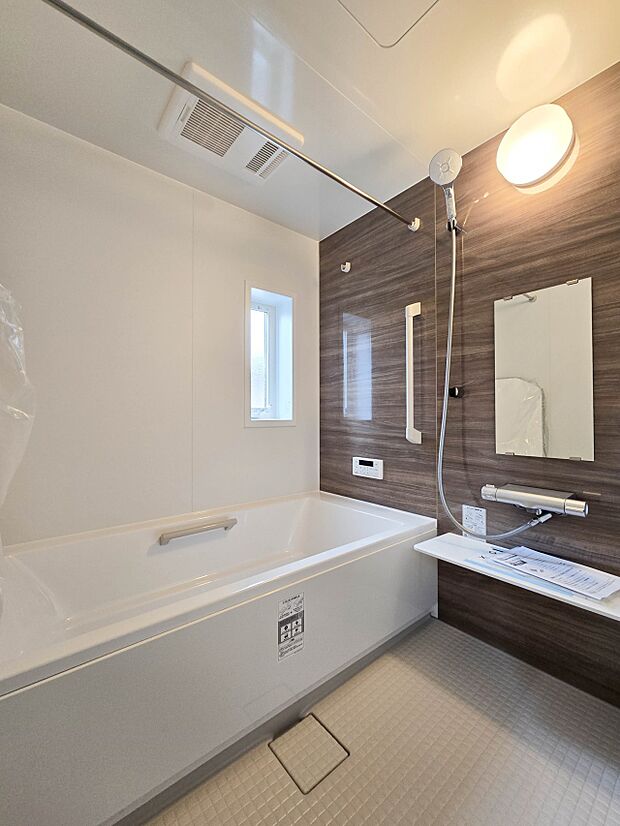 【浴室】一日の疲れを落としてくれる場所は、落ち着く場所でなければならない。心地よいバスタイムを演出する浴室はゆとりあるサイズを採用。