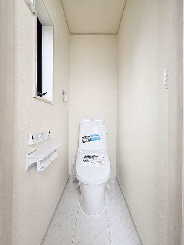 【トイレ】ウォシュレット付。快適で衛生的な洗浄機能付温水シャワートイレです。
