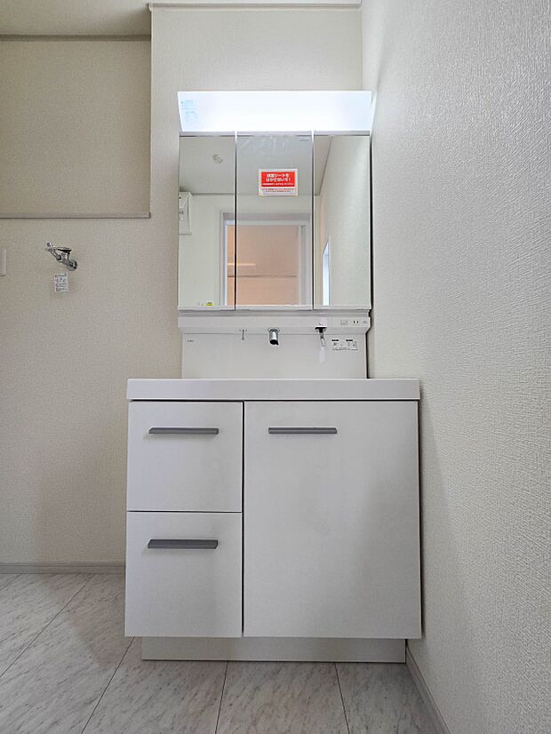 【洗面台】大きく見やすい三面鏡で清潔感ある洗面台は、身だしなみチェックや肌のお手入れに最適です。