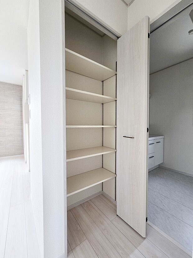 【収納】限られたスペースを有効に活用できる収納棚。