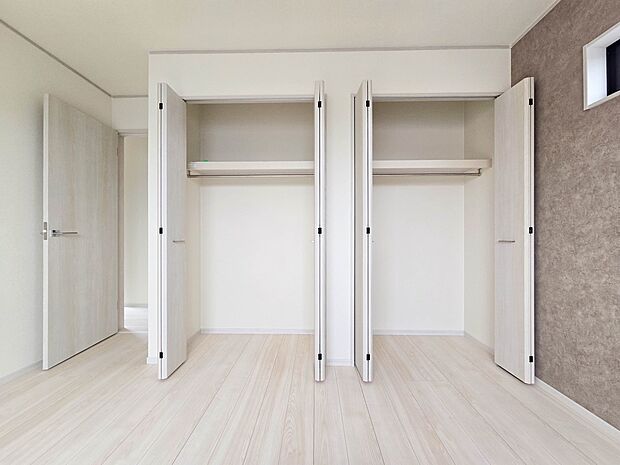 【収納】各所に配置された収納スペースは、洋服や小物はもちろんのこと、掃除機や日用予備品・お子様のおもちゃなど様々な物を収納して頂ける便利なスペースです。