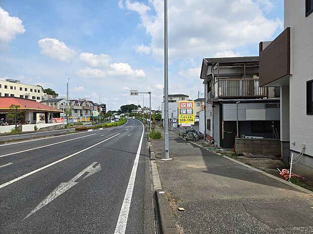 【前面道路20メートル】家の前をまっすぐの通りが走っている。人々は毎朝、ウォーキング、ジョギング、犬の散歩など、フリーな朝時間を過ごしている。