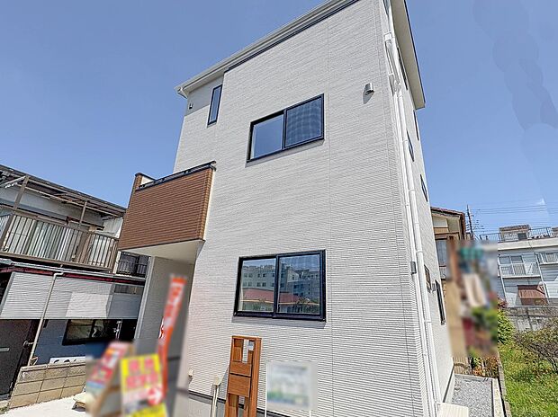 【前面道路20メートル】家の前をまっすぐの通りが走っている。人々は毎朝、ウォーキング、ジョギング、犬の散歩など、フリーな朝時間を過ごしている。