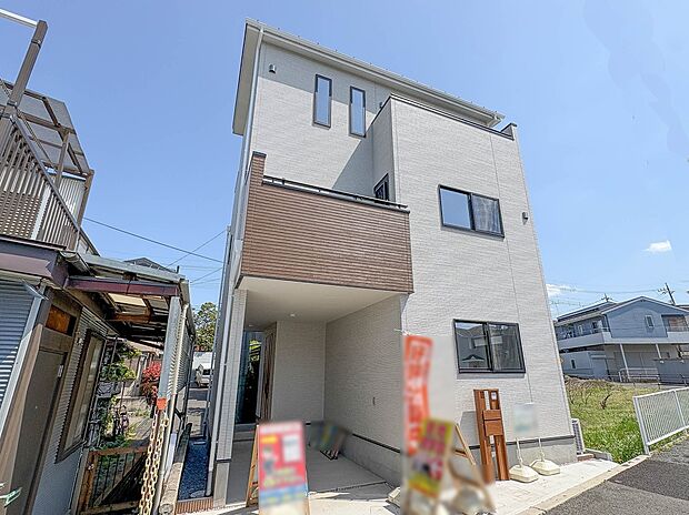 【外観】家族の温かさと陽光の暖かさ、楽しい毎日と明るい未来を予感させる「空間が織り成すひとつ先の住み心地」を演出します。