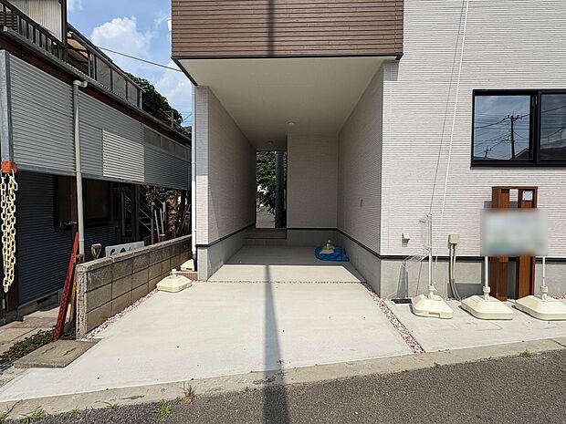 【駐車場】毎日の生活にマイカーが必須という方は、購入を検討する際、駐車場があることは大事な条件です。毎日の通勤や家族の送迎、買い物やお出かけなどクルマのある暮らしを満喫したい方は要チェック。…