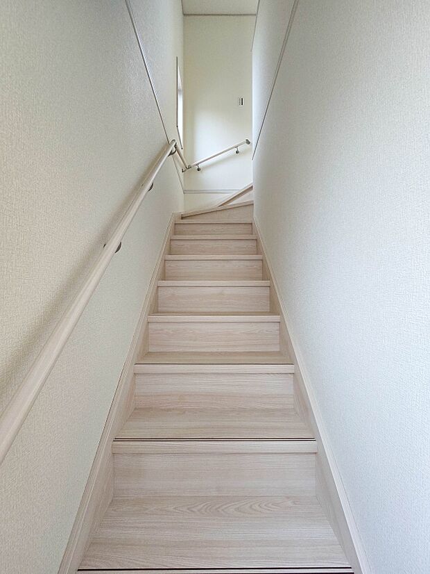 【階段】階段には、安全に配慮して手すりを設置。