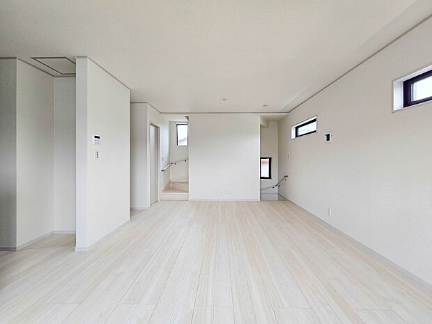 【LDK15.75帖】シンプルなデザインの家は風情がある。住む人のこだわりを感じる。外観も内装もいたってシンプル。居心地がよく、家事や趣味、子育てなどにも集中できる。家も人間も熟成するほどシ…