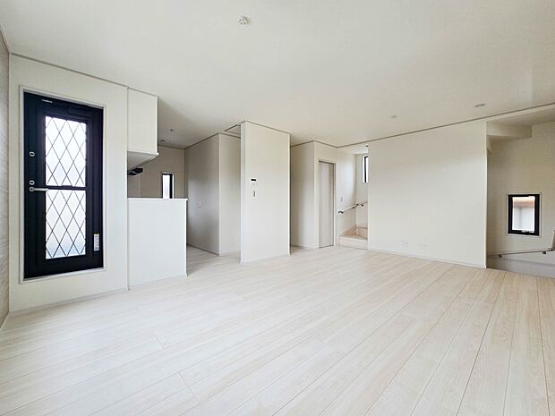 【ダイニングキッチン LDK15.75帖】料理をしながら、後片付けをしながら二人で会話を楽しみたい空間。