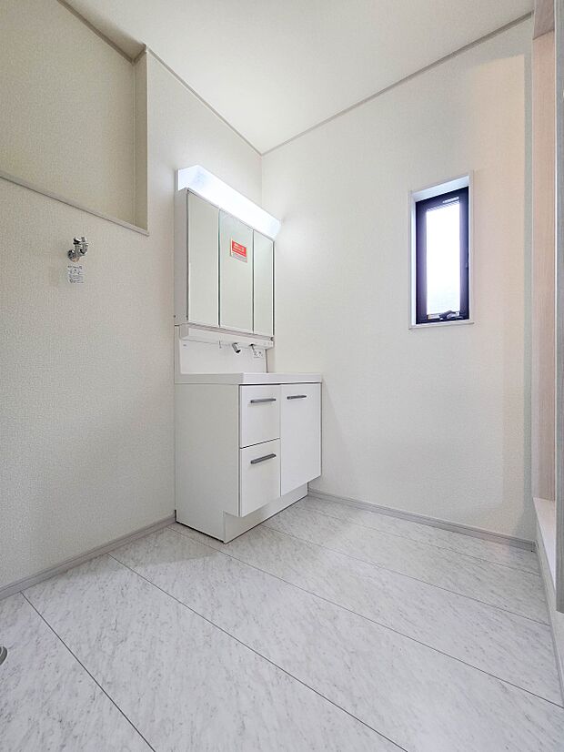 【脱衣所】脱衣所、洗面所は小さなプライベートスペース。歯磨き、洗顔と毎日施す個人空間。換気も設置して、熱気などを開放して、爽やかなスペース。