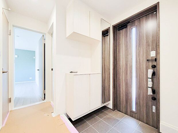 3号棟【シューズボックス(下駄箱)】 大型のシューズボックスには靴やブーツ、サンダルはもちろん、ハンカチや手袋、バック類などのお出かけ用品、印鑑や朱肉なども収納可能です。