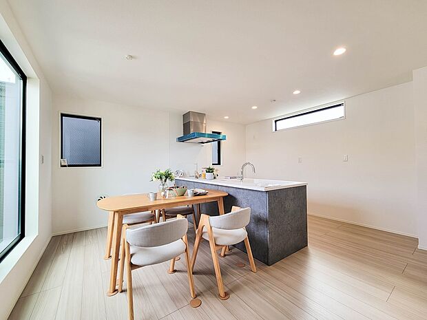 3号棟【リビング17.5帖】 整然とした空間演出、快適な理想の暮らしの実現は家のみの拘りではなく、そこで暮らす方々にとって素敵な環境であることも挙げられると思います。四季折々の変化が奏でる…