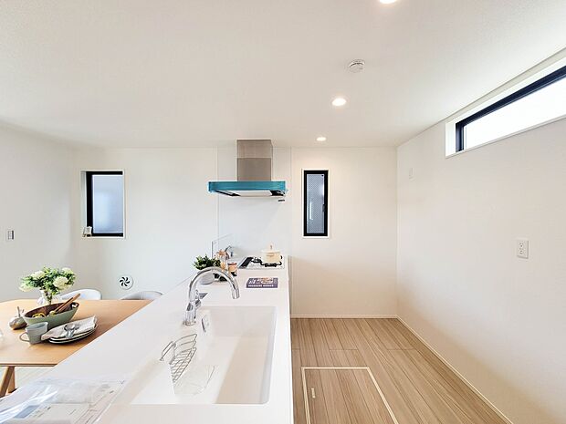 3号棟【キッチン】ナチュラルな自然光の中での調理。お洒落な食器類を余裕で収納できるスペース。動きやすい女性目線のキッチン動線。これからはお料理をつくる時間が劇的に変わります。