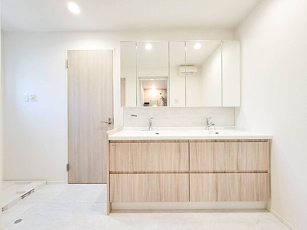 3号棟【洗面台】 十分な大きさの洗面台は、身だしなみチェックや歯磨きなど、朝の慌ただしい時間でもホテルライクなスペースで余裕とゆとりを感じて頂けます。